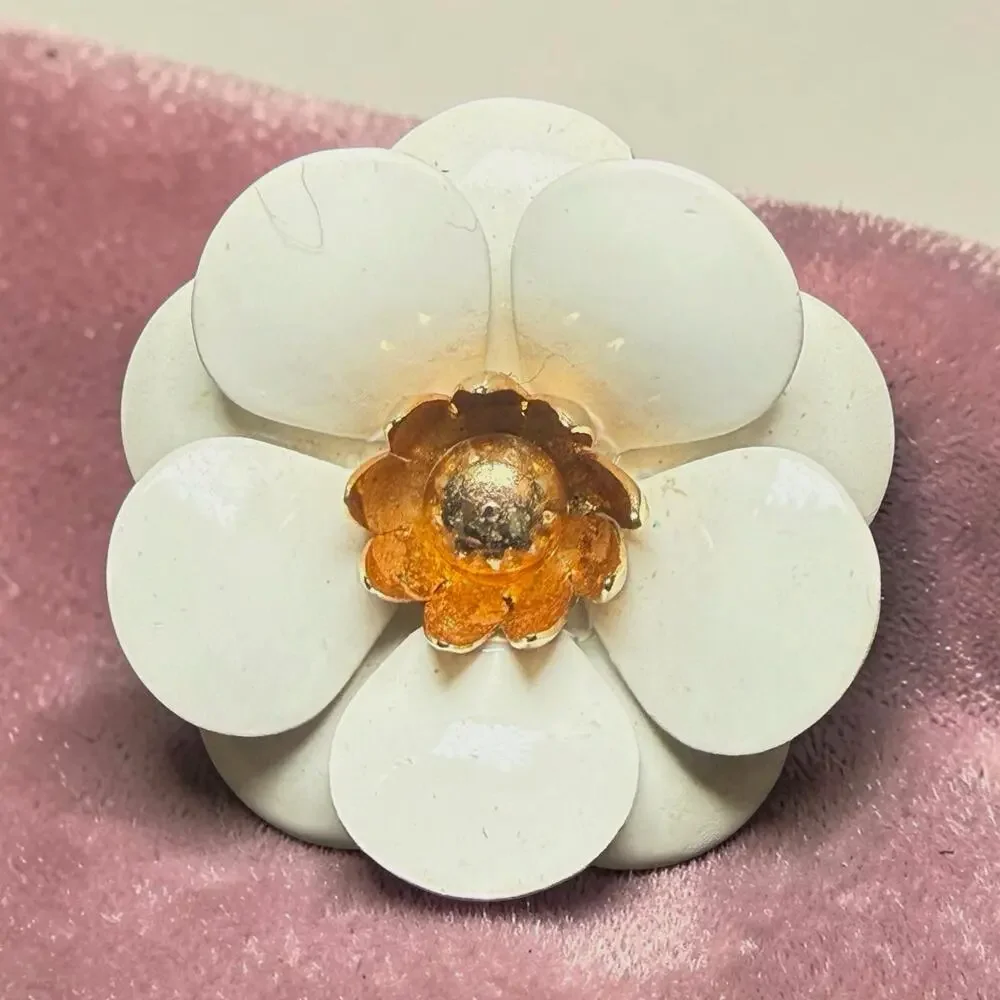 Vtg Sarah Coventry Remember Me White Enamel Flower Brooch Pin Gold Tone 1960s